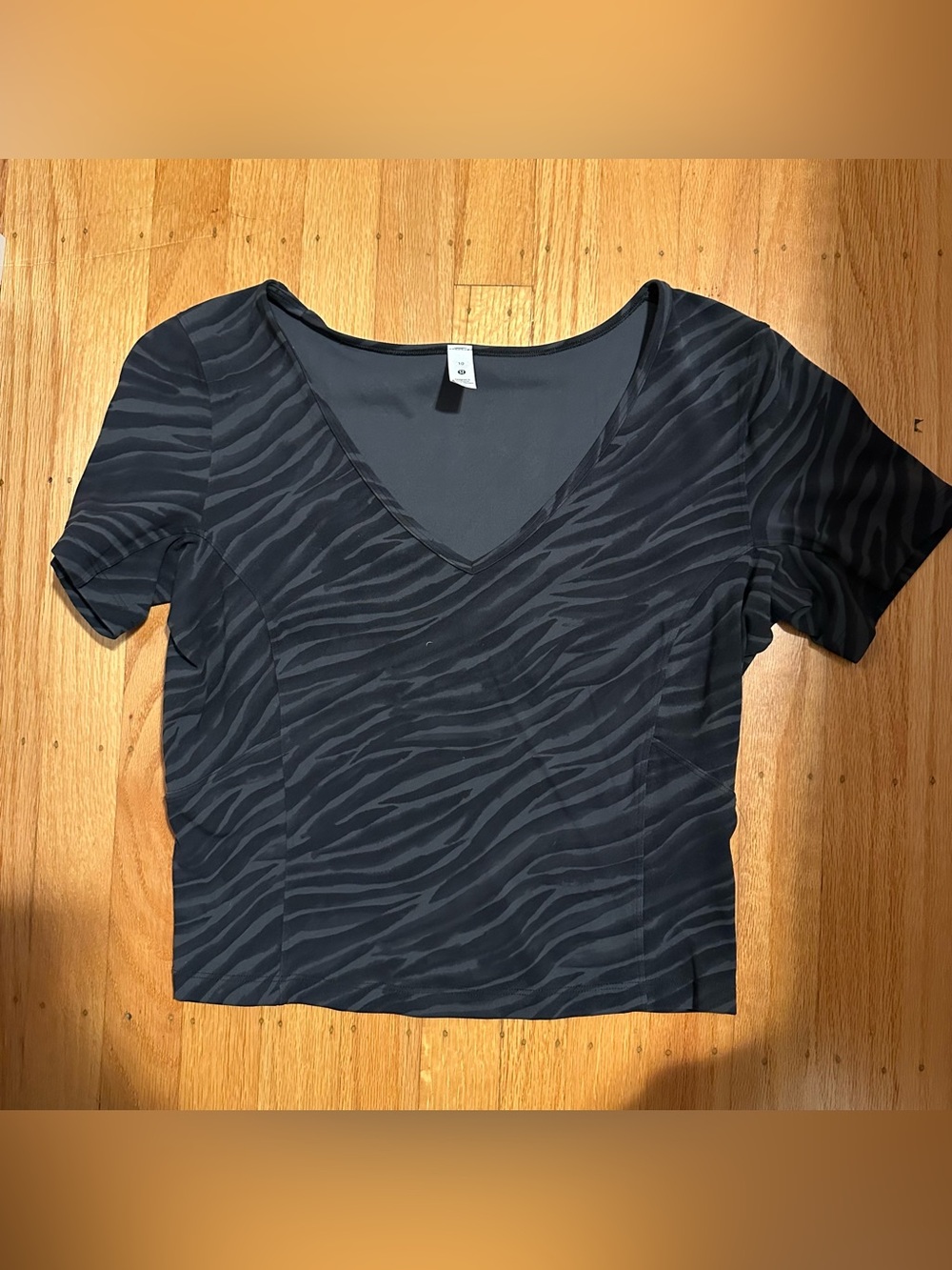 NWOT 10 Lululemon Nulu Cropped Slim Yoga Short Sleeve